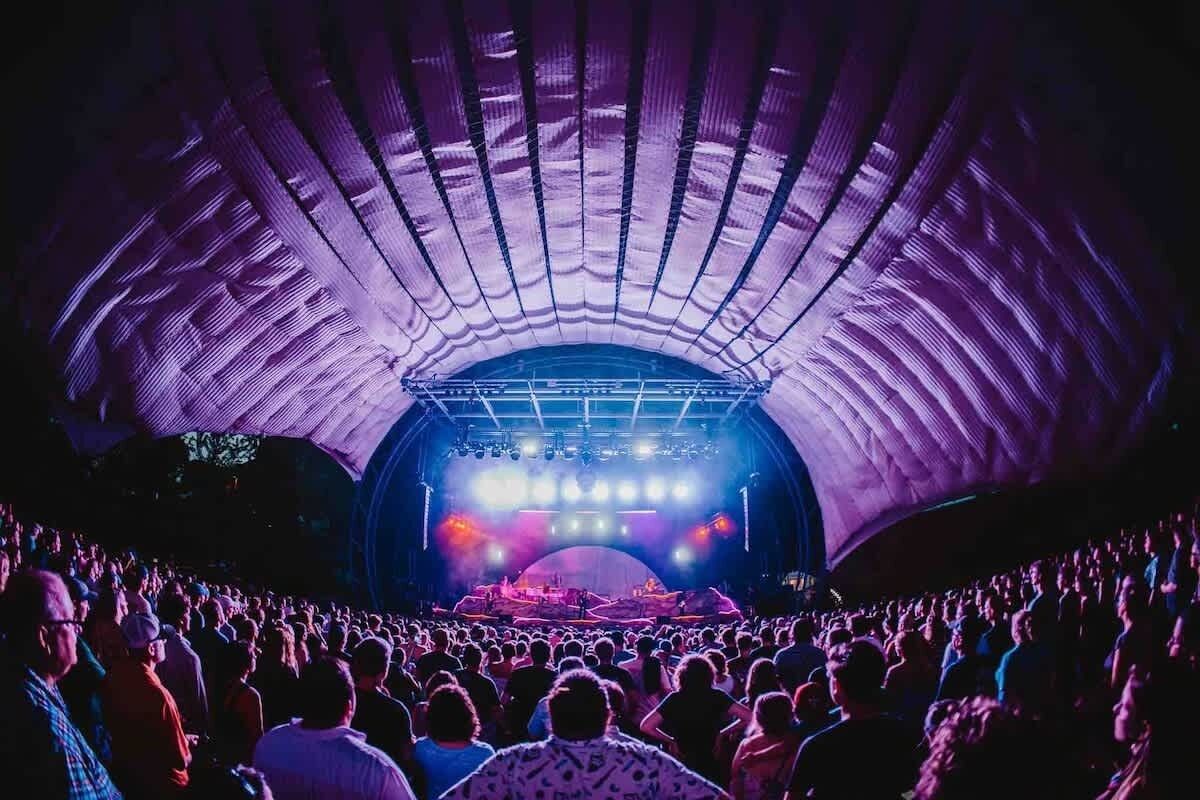 Eine Konzerthalle mit gewölbter Decke und einer Bühne im Vordergrund.