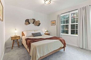 5 chambres, bureau, fer et planche à repasser, lit parapluie