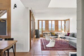 Smart-TV, Bücher, Stereoanlage