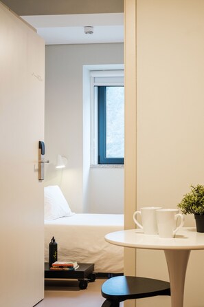Single Room with private bathroom | Een minibar, een laptopwerkplek, gratis wifi, beddengoed