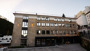 A modern building with a stone facade, multiple windows, and a sign reading "nicampus." - Micampus Covilhã (Covilhã)