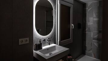 Toallas, jabón, shampoo, papel de baño