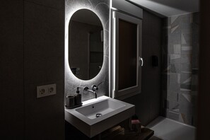 Serviettes fournies, savon, shampoing, papier toilette