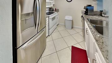 Condo, Multiple Beds, Pool Access, Ocean View | Interior