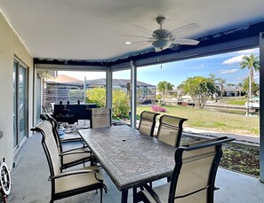 Ferienhaus, Mehrere Betten, Terrasse | Speisen im Freien