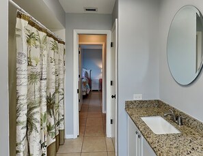 Ferienhaus, Mehrere Betten, Terrasse | Badezimmer