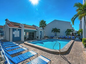 Outdoor pool - Madeira Beach Yacht Club 247g (Madeira Beach)
