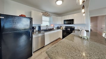 House (3 Bedrooms) | Property amenity