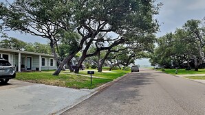 A residential street with houses, a sidewalk, and a road. - Little Bay House by Miss Kitty’s (Rockport)