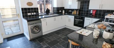 Refrigerador, tetera eléctrica, tostadora y utensilios de cocina