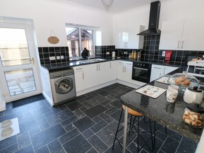 Refrigerador, tetera/pava eléctrica, tostadora, utensilios de cocina