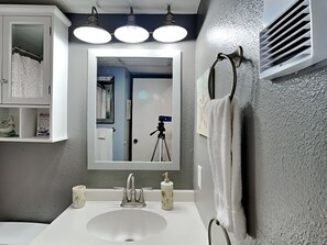 Condo, nhiều giường, có thể sử dụng hồ bơi, quang cảnh bãi biển (#1145) | Phòng tắm | Đồ dùng nhà tắm được thiết kế riêng, khăn tắm, giấy vệ sinh 