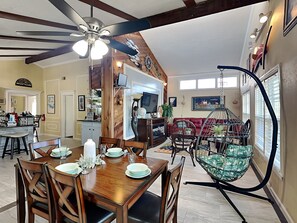 Ferienhaus, Mehrere Betten, Terrasse, Gartenblick | Speisen