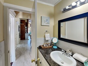 Ferienhaus, Mehrere Betten, Terrasse, Gartenblick | Badezimmer