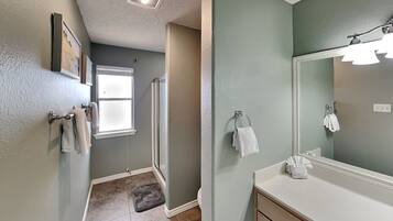 Talo, useita sänkyjä, patio (VDR703) | Kylpyhuone | Designer-hygieniatuotteet, pyyhkeet, vessapaperi