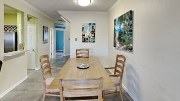 Talo, useita sänkyjä, patio (VDR703) | Ruokailu