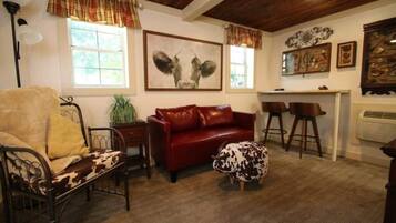 Una Smart TV, una chimenea, un reproductor de DVD