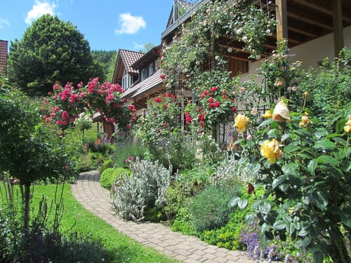 Herrlich an Wald u. Wiesenrand,ruhige Lage. Erdgeschoss, Terrasse ,fam. mit Kind