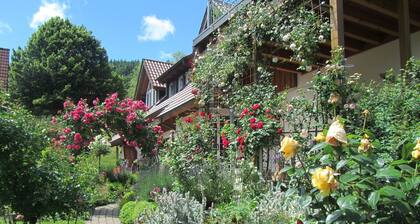 Herrlich an Wald u. Wiesenrand,ruhige Lage. Erdgeschoss, Terrasse ,fam. mit Kind