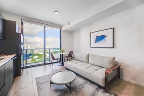 Apartamento superluxo | Área de estar | TV de plasma 50 polegadas com canais a cabo