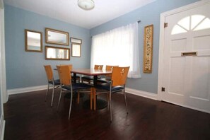 Dining - Retro 40s post-war charmer. Downtown ROGER (Rogers)