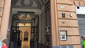 Una entrada ornamentada con un gran arco, un techo decorativo y un cartel con el número del edificio.