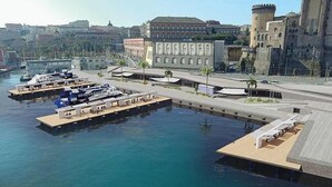 Un puerto deportivo con barcos amarrados y un paseo marítimo.