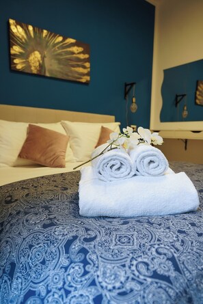 Classic Room | Premium bedding, down comforters, pillowtop beds, individually decorated - Pèpè bed and breakfast (Naples)