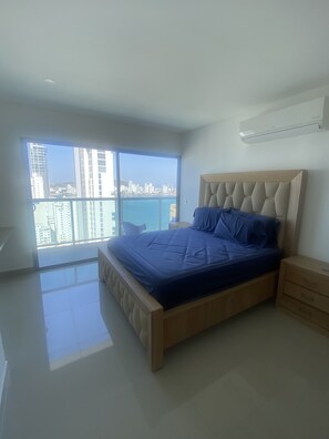 3 quartos, escrivaninha, ferros/tábuas de passar roupa