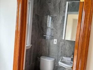 Jabón, champú y papel higiénico