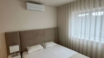 2 bedrooms, iron/ironing board, internet, bed sheets