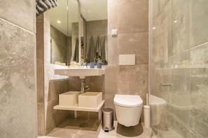 A modern bathroom with a glass shower enclosure, a white sink, and a toilet. - Micampus Porto Asprela (Porto)