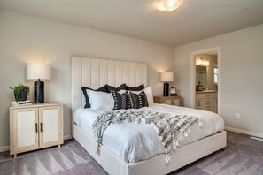 4 bedrooms, desk, iron/ironing board, free WiFi - Relaxing Getaway w/ Pool Access!

 (Camas)