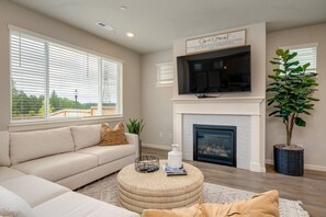 Smart TV, fireplace - Relaxing Getaway w/ Pool Access!

 (Camas)