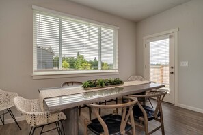 Dining - Relaxing Getaway w/ Pool Access!

 (Camas)