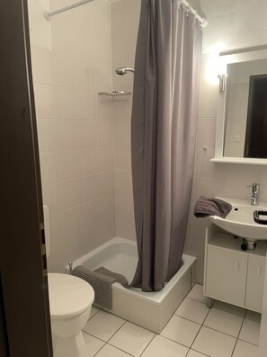 Shower, hair dryer, towels, soap - Ferienwohnung zum Zauberwald (Marsberg)