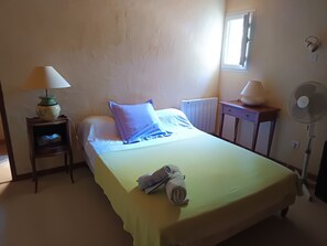 3 habitaciones, tabla de planchar con plancha, wifi y ropa de cama