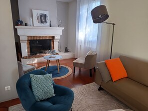 Televisión y chimenea