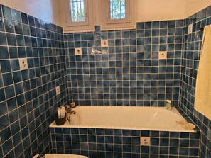 Ducha, secador de pelo, bidet, toallas