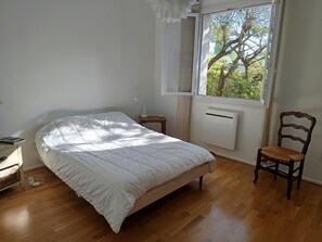 3 chambres, fer et planche à repasser, Wi-Fi, draps fournis