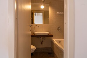 Regadera, secadora de cabello, bidet, toallas