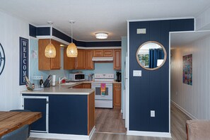 Fridge, microwave, oven, stovetop - Fenwick Woods OC (Ocean City)