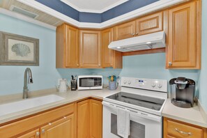 Kjøleskap, mikrobølgeovn, ovn og kokeplater