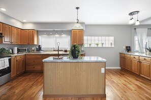 Fridge, microwave, oven, stovetop - 5bd-3 miles to ND-Theater-Arcade-Firepit (South Bend)