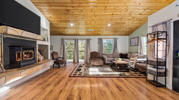 Smart-TV, Kamin, Tischfußball