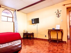 1 habitación, tabla de planchar con plancha, wifi gratis y ropa de cama