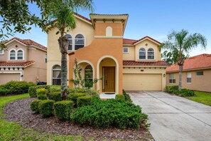 Exterior - Spacious and Relaxing Home with South Facing Pool (Davenport)