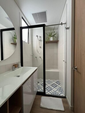 Apartment (GM01J) | Bathroom | Shower, towels, soap, shampoo - U-GO Edificio Next Living Bogota (Bogotá)