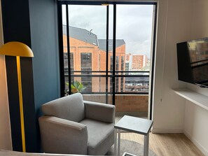 Deluxe Apartment (06I) | Living area