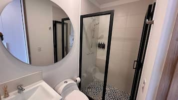 Departamento Deluxe (07I) | Baño | Regadera, toallas, jabón, shampoo